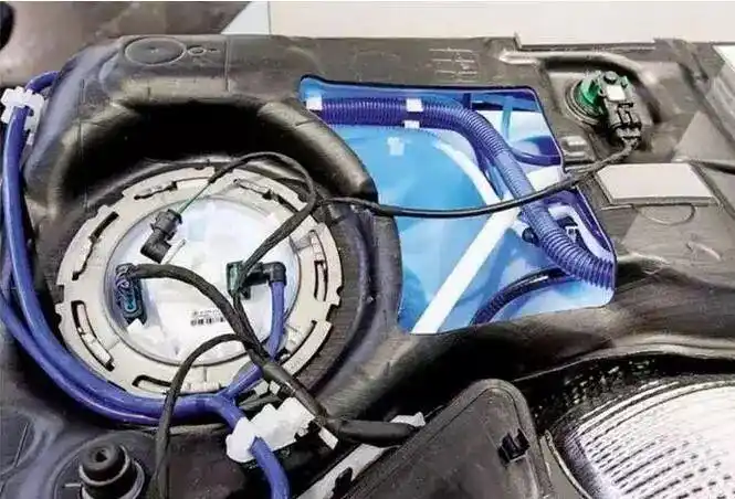 上图就是一个完整的小汽车油箱,左边那根挺粗的管子就是连接至油箱加