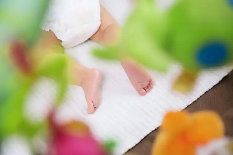 我的小脚丫很可爱吧,妈妈说这是我最像她的地方