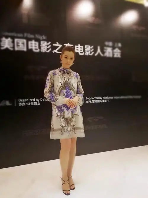 刘一含新作亮相上海电影节刘一含身穿两套具有中国古韵特色的华服,一