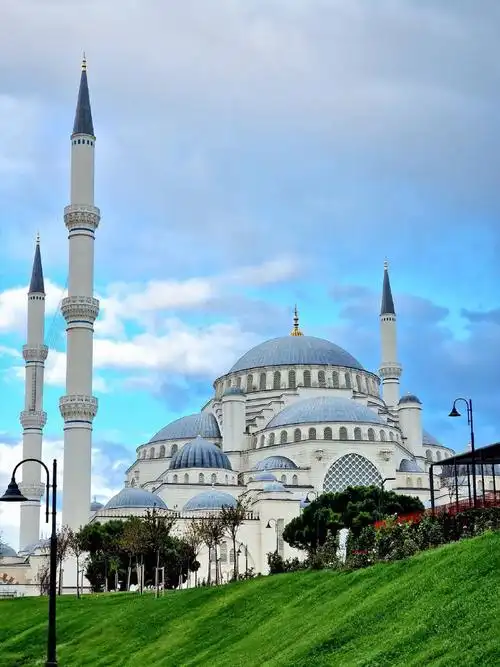 欢迎来到伊斯坦布尔,这座位于土耳其的城市融合了东西方文化的精华