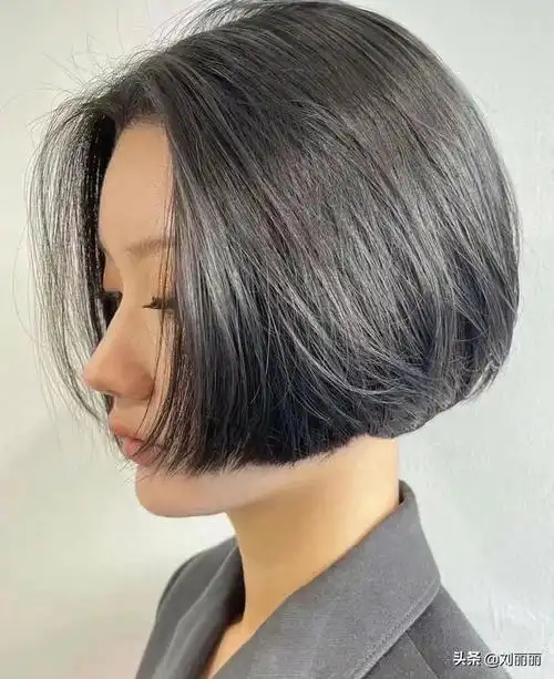 要是头发比较软,容易贴在头皮上的话,还可以尝试做个纹理烫,蓬松的