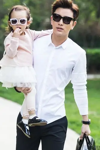 炫女狂魔贾乃亮抱甜馨出街