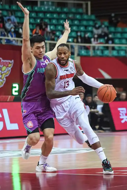 在浙江诸暨举行的2020-2021赛季中国男子篮球职业联赛(cba)季后赛半