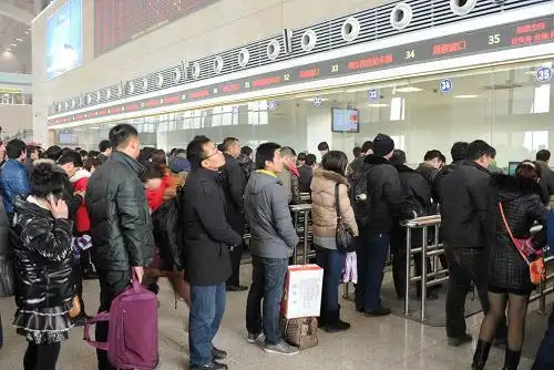 2月26日,在石家庄火车站售票大厅,旅客正在排队买票.