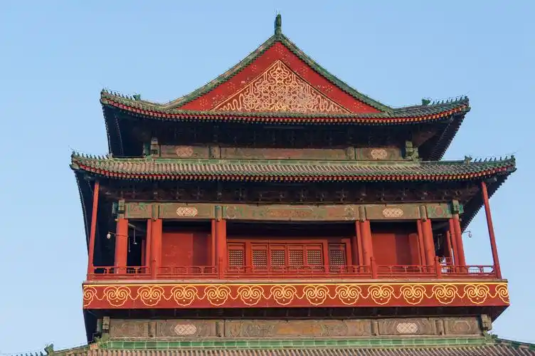 重檐歇山顶西侧看鼓楼.鼓楼北面是钟楼,所以经常统称钟鼓楼.