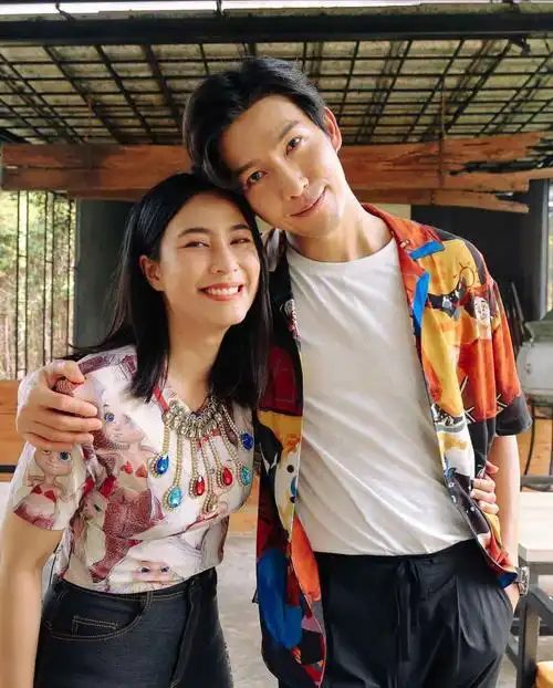 dj push puttichai 和妻子 jui warattaya 尽管已经结婚几年了,仍旧