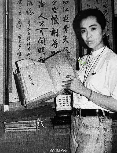 祖贤拔头筹——1992年,王祖贤随家人首次返祖籍安徽探亲,亲往舒城中学