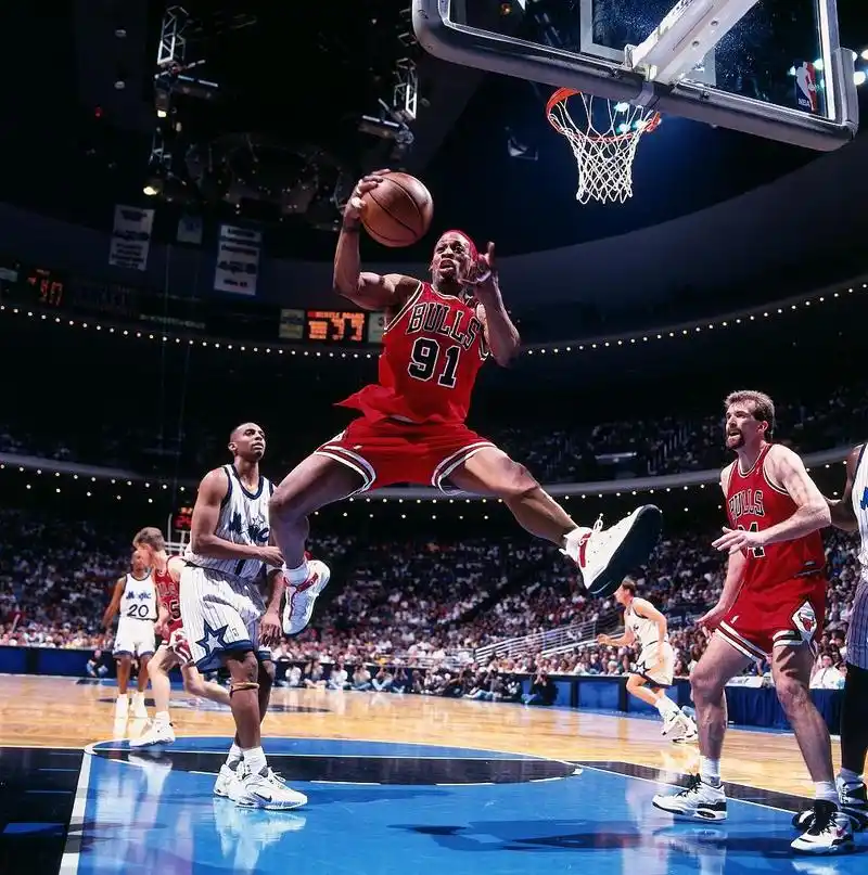 罗德曼为何能成为7届篮板王四大中锋为何抢不过他