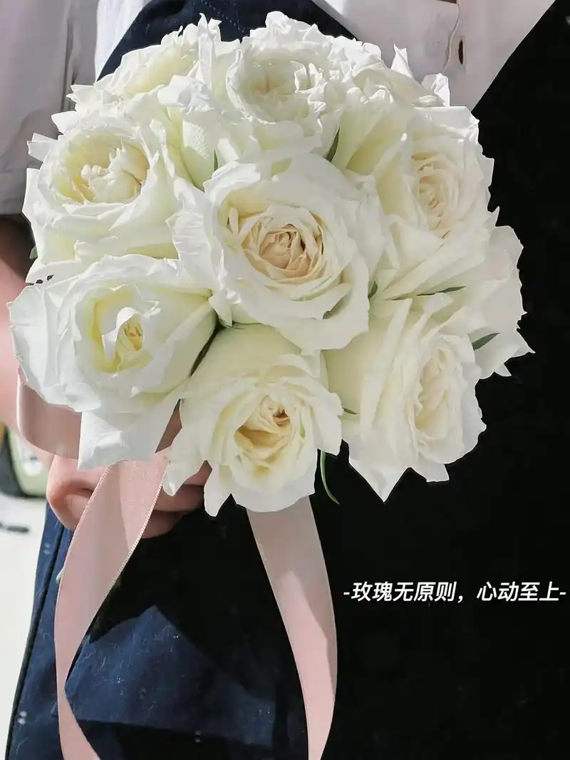 白玫瑰的花语是你是唯一与我相配的人❣️.七夕将至💞和大家分