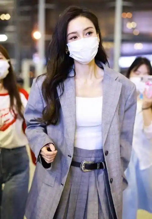 顶级女星杨颖身穿百褶裙现身上海机场,秀出美腿,她美得无敌!