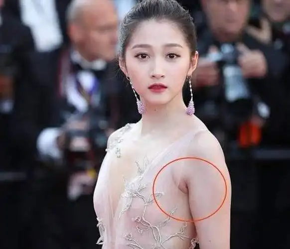 杨幂被腋下那一坨肉疯狂抢镜赵丽颖上榜女星的致命缺陷