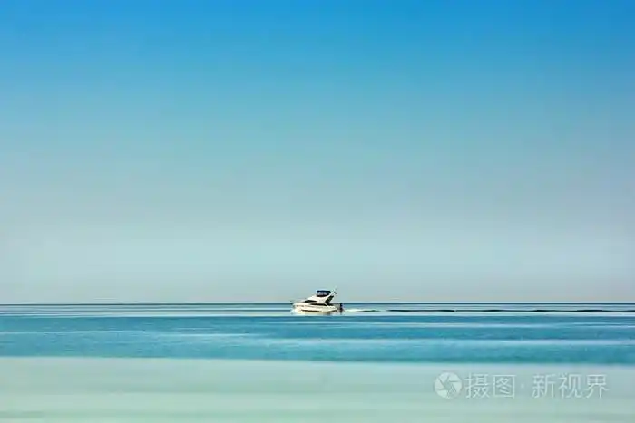 白色的小船在大海中