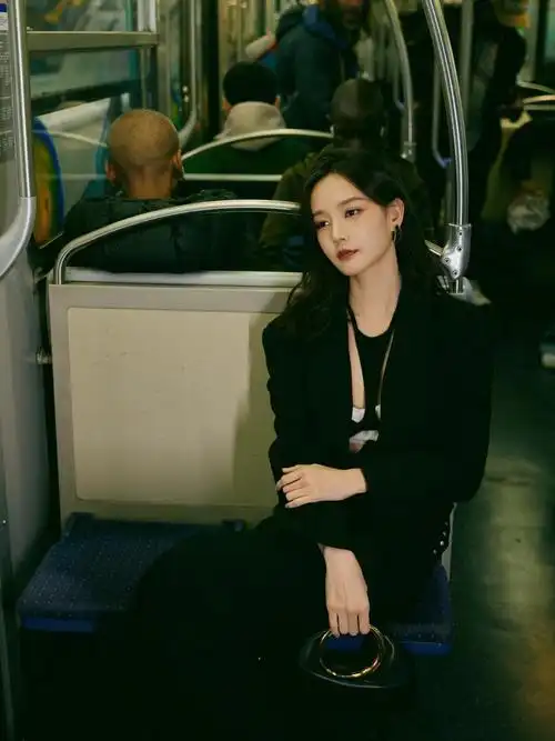 李一桐巴黎露脐西装造型 腰肢纤细性感帅气