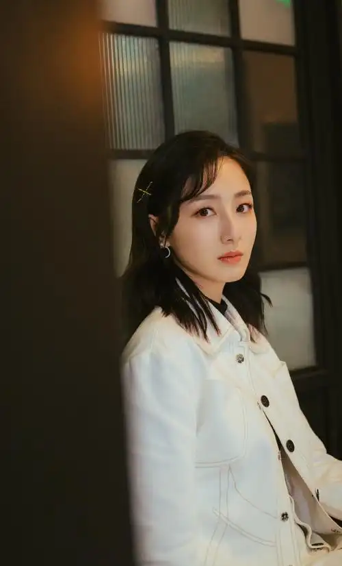 简介:叶青复古妩媚写真图片,分享一组叶青图片给大家,图中的明星图片