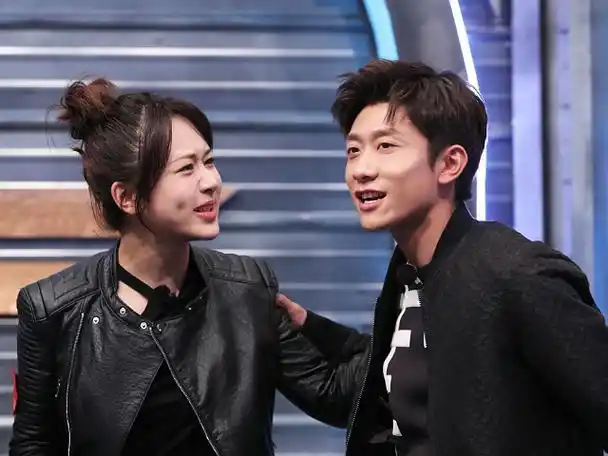 杨紫26岁生日,欢乐颂四美为她庆祝,张一山却称她30岁生日快乐