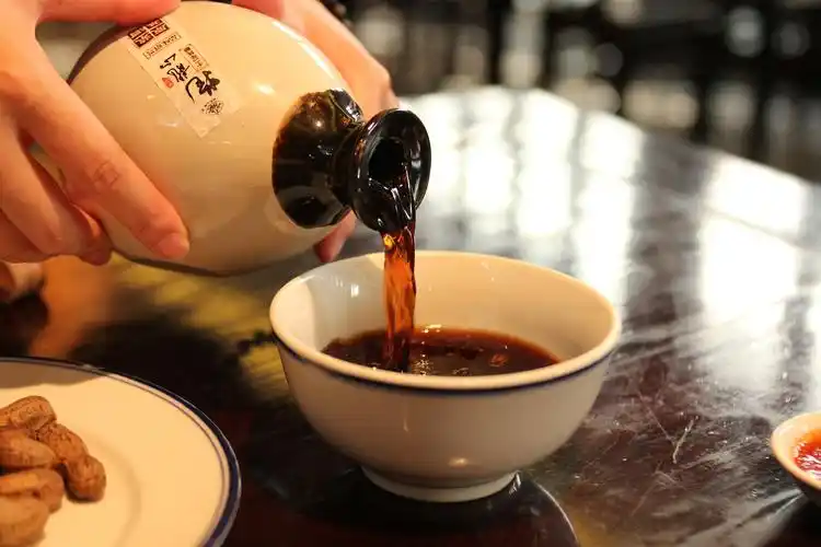 冬日雨夜温一壶黄酒,暖心自饮