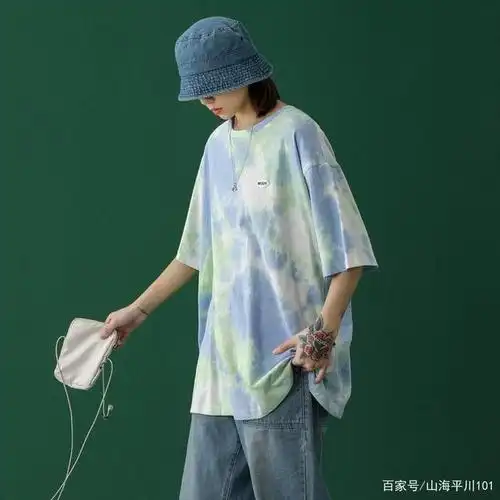 01扎染t恤 这种配色充满奶气的扎染印花t恤,真的是十分可爱俏皮了
