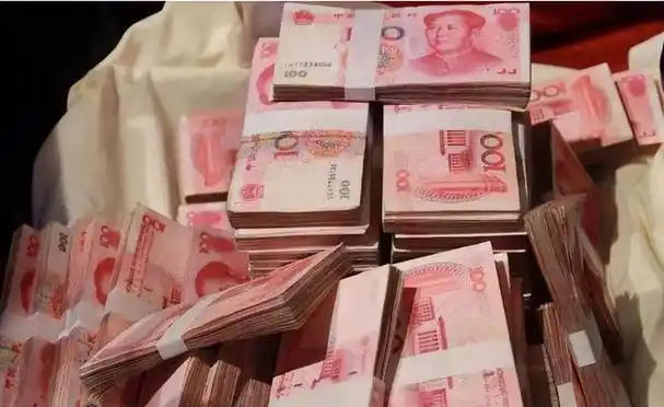 河南一女子家中钱堆成山有4吨重银行工作人员看呆了