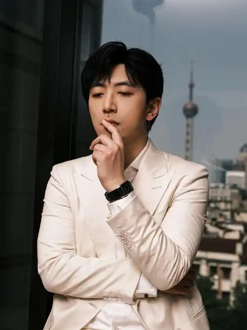 cucn201白客超话白客超话纯白西装展简约美学,一方天地探影像力量.