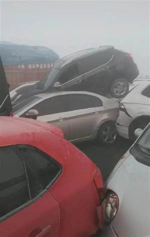 现场郑新黄河大桥因大雾多车相撞