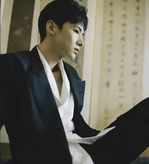 白敬亭黑白正装时尚稳重写真图片,有点美男子的感觉了_黑色_五官_轮廓