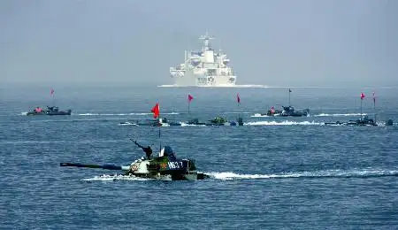 图文:"和平使命-2005"中俄联合军事演习举行两栖登陆作战演练(4)