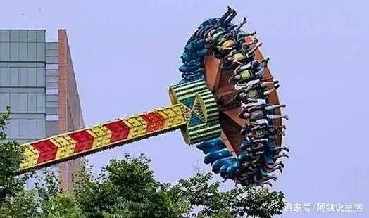 2018年4月21日下午3点21分,河南省许昌市西湖公园内的大摆锤发生意外