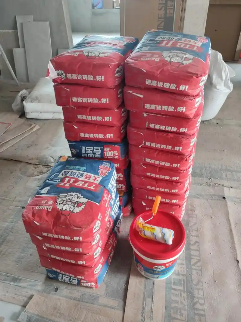 龙光玖誉城装修日记.大砖上墙就要买2型瓷砖胶,铺完砖3-5天 - 抖音