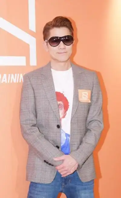 郭富城的身材是很出众的,他留着英俊的发型,戴着黑色的墨镜,有种酷酷