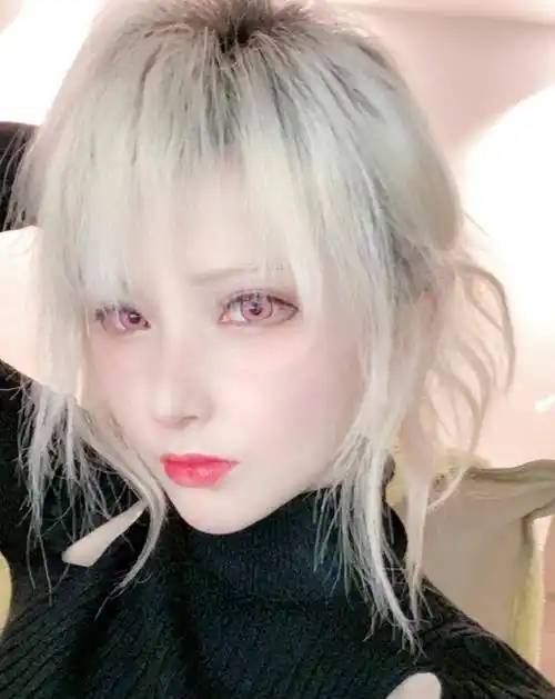 不过除了coser外,以前的魔王还曾在斗鱼直播过一段时间,但由于魔王