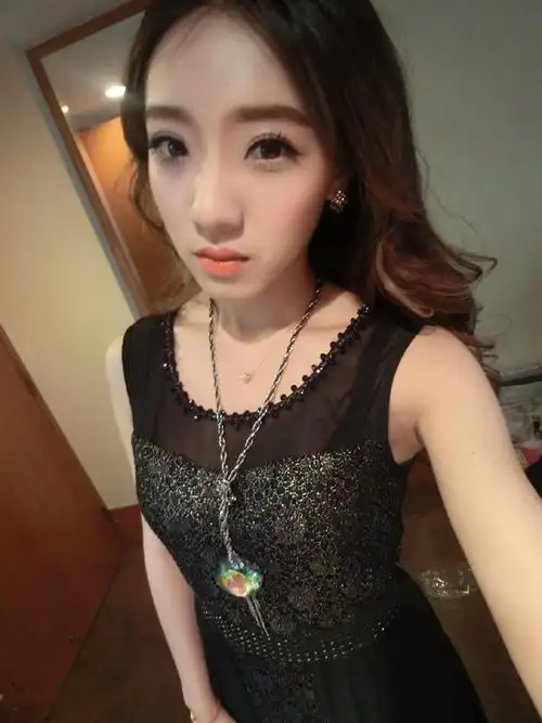 图为深大校花私房照.