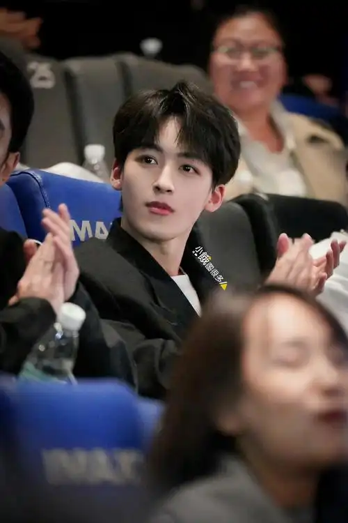 #何洛洛出席欢迎来到麦乐村首映礼#