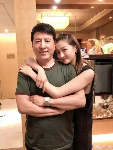 关少曾少见晒与女儿亲密合影 关晓彤后背环抱爸爸