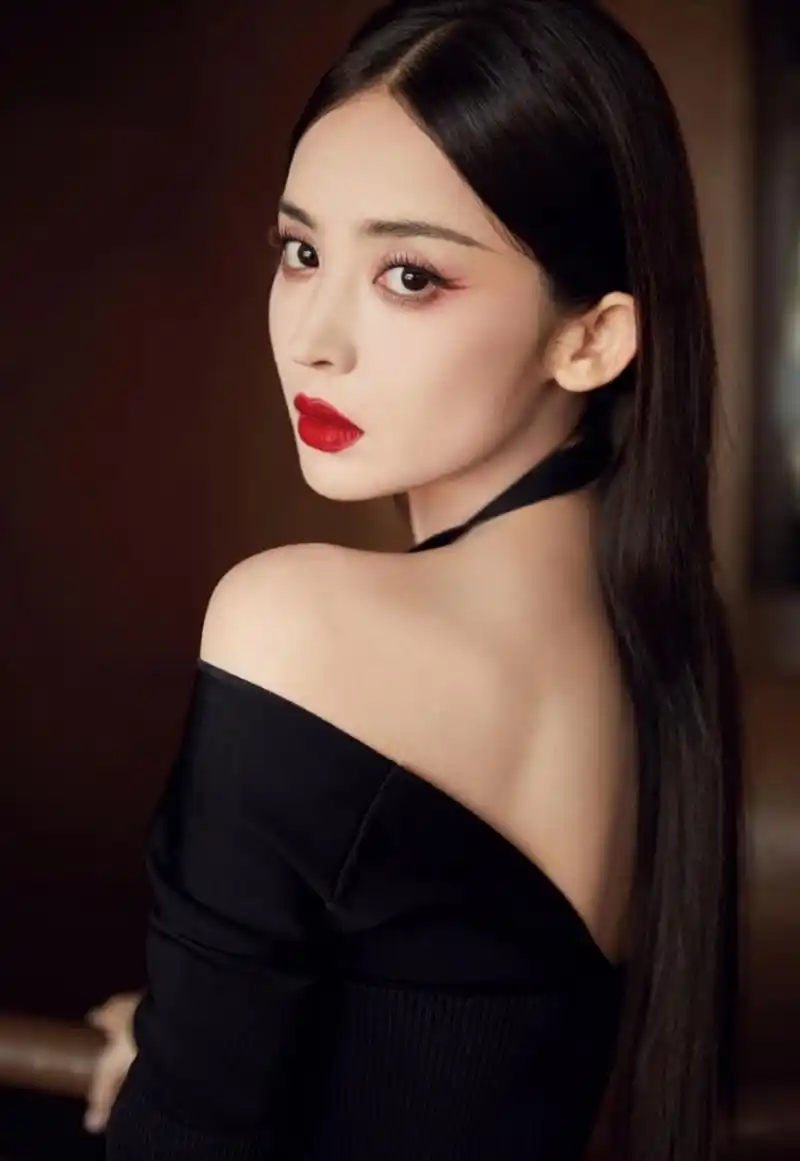 古力娜扎的眼妆魅惑又迷人