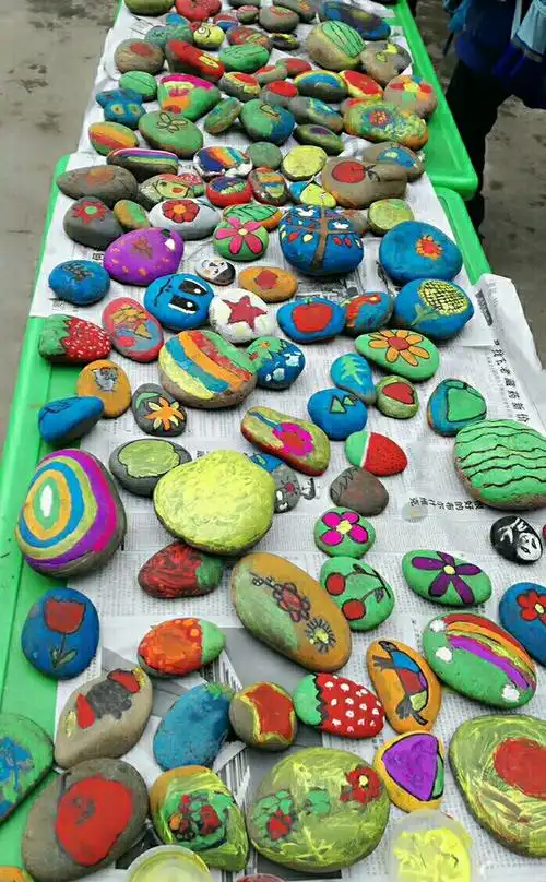 发轮镇中心幼儿园大一班亲子绘画艺术活动 ―― 小小石头画 创意乐