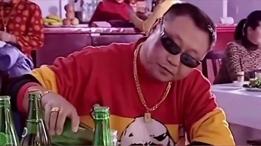 彪哥到哪吃饭都不花钱大金链子金戒指一亮老板娘立马中招了