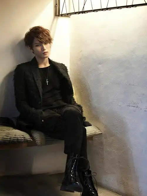 金在中新专辑最新写真曝光 妆容魅惑