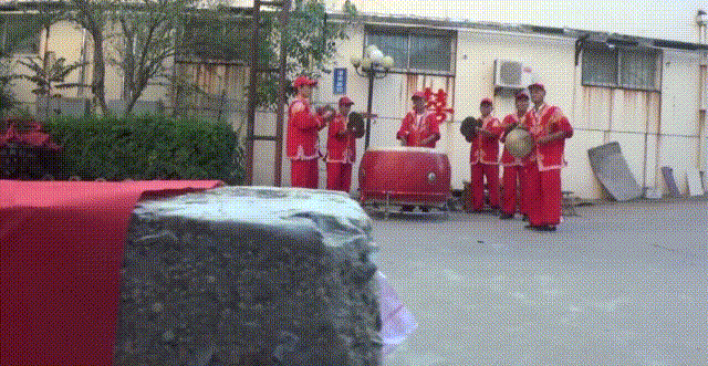 新婚祝福结婚敲锣打鼓新婚快乐gif动图_动态图_表情包下载_soogif