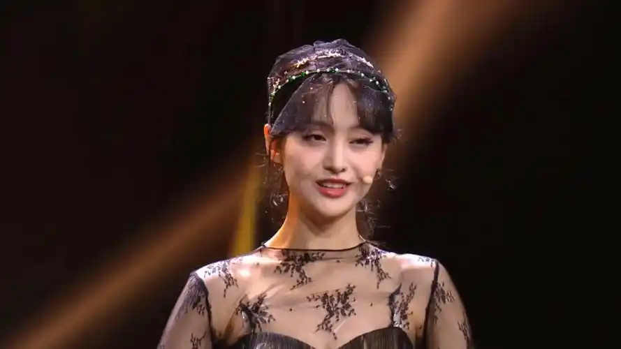 郑爽穿晚礼服跳舞# #天猫小黑盒盛典# #爆. 来自宣萱pasta - 微博