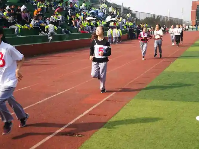 2018年运动会比赛场景照