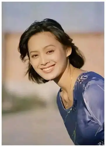 随后又看到了很多宁静年轻时的照片,不得不说,静姐颜霸!