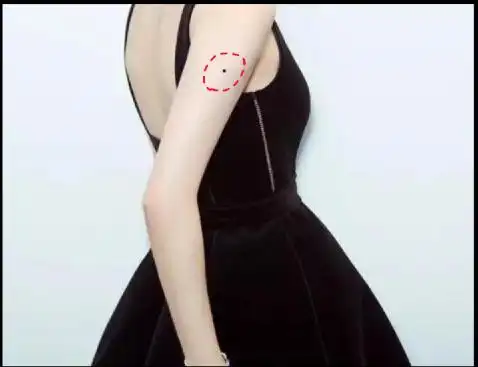 1,畅达痣,这颗痣长在肩膀头部的区域,拥有这颗痣的人,无论男女皆主