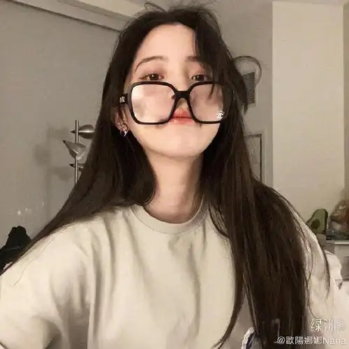 欧阳娜娜抱狗营业晒自拍 戴黑框眼镜神情呆萌