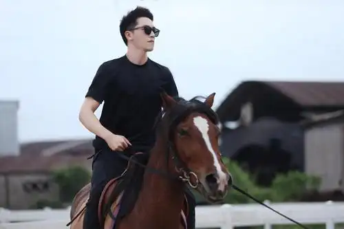 许魏洲让生活好看曝新戏训练花絮武术骑马齐上阵展现大将气度