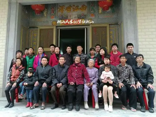 温馨的家族合照家属和志愿者合照张奶奶合家赠团队锦旗留念为志愿者送