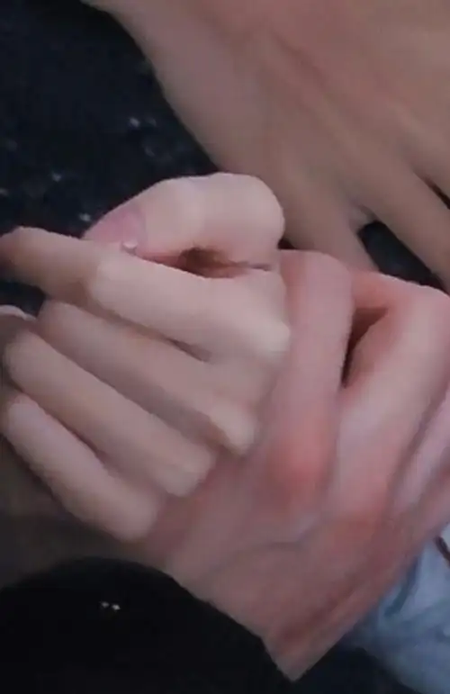 好涩啊,白到发光的纤细瘦弱手腕,被骨节分明青筋凸起的手拽住01