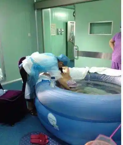 生产直击老公产房实拍老婆水中分娩的全过程