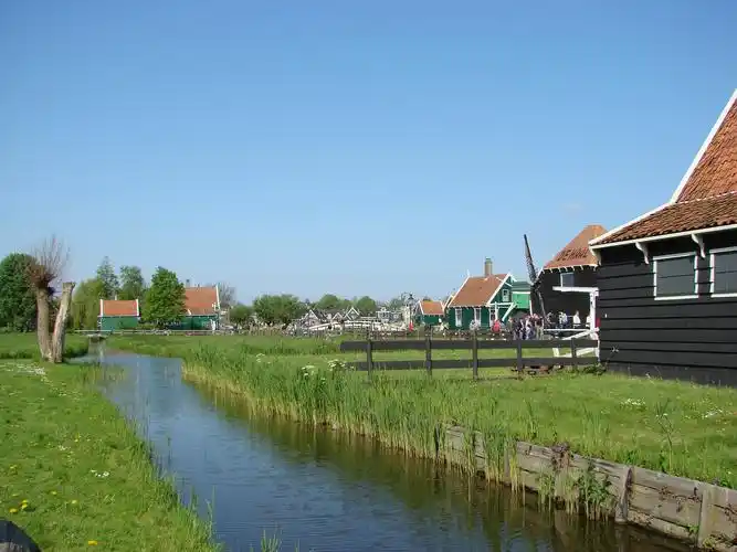 游览风车之国荷兰风车村