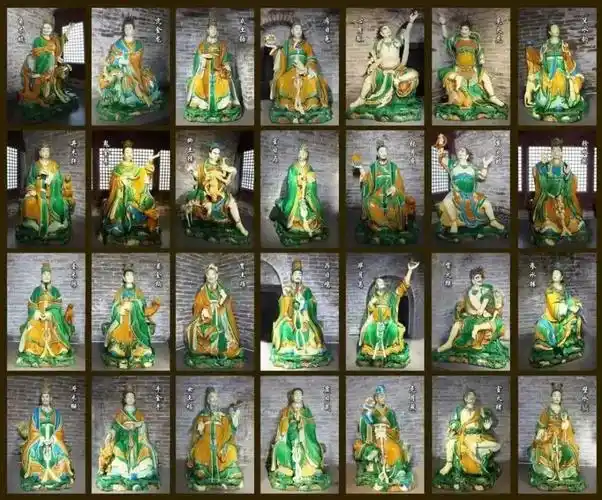 展陈艺术品色泽艳丽,人物神态各异,栩栩如生,以"二十八星宿琉璃像""