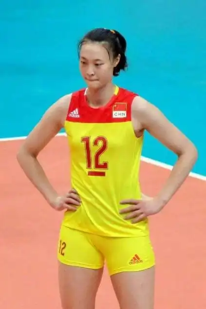 女排规定穿紧身短裤,为何男排不强制要求?球迷:还不是为了你们